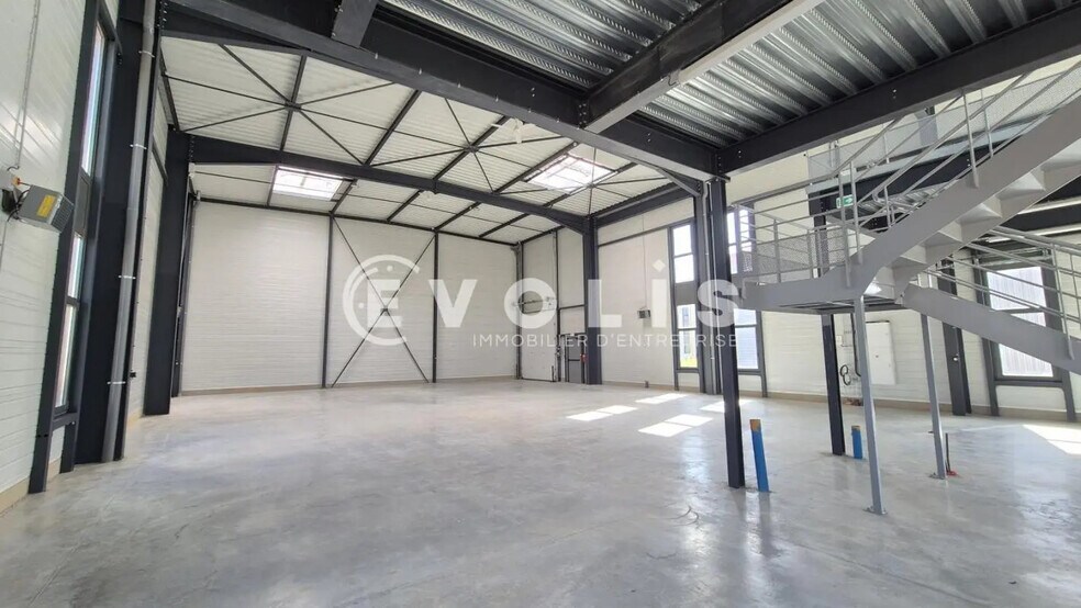 Flex in Serris for lease - Interior Photo - Image 3 of 3