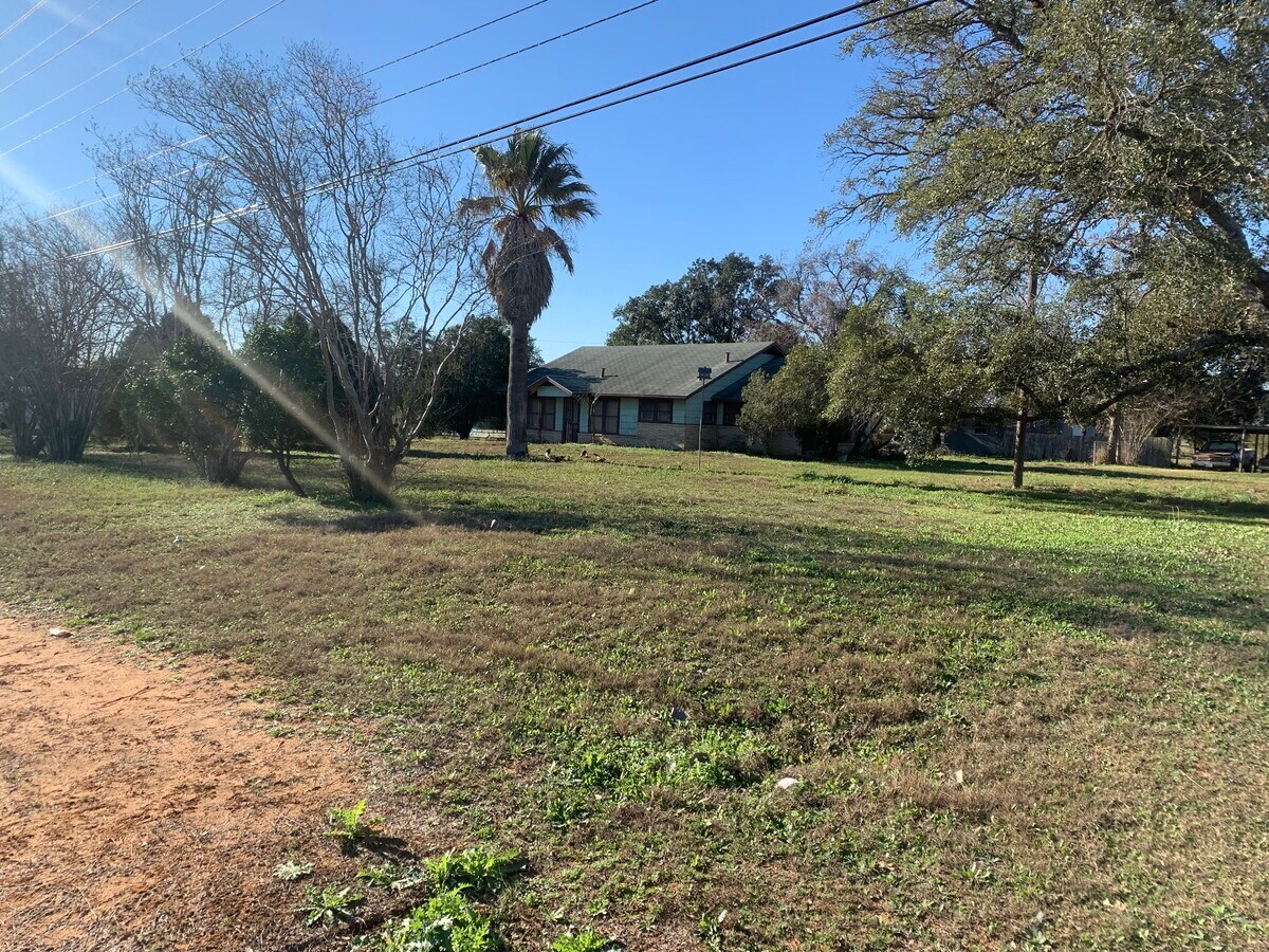 2125 10th St, Floresville, TX 78114