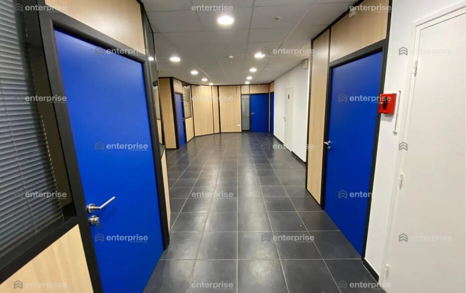 Flex in Villeneuve-d'Ascq for lease - Interior Photo - Image 2 of 7
