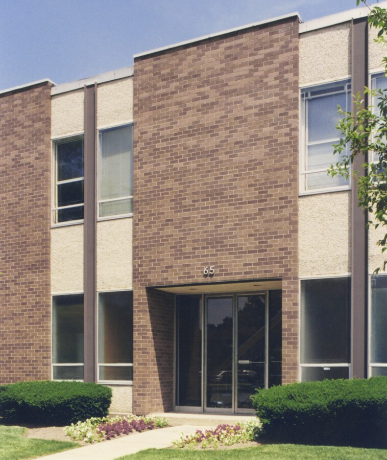 65 Oxford Dr, Moonachie, NJ 07074