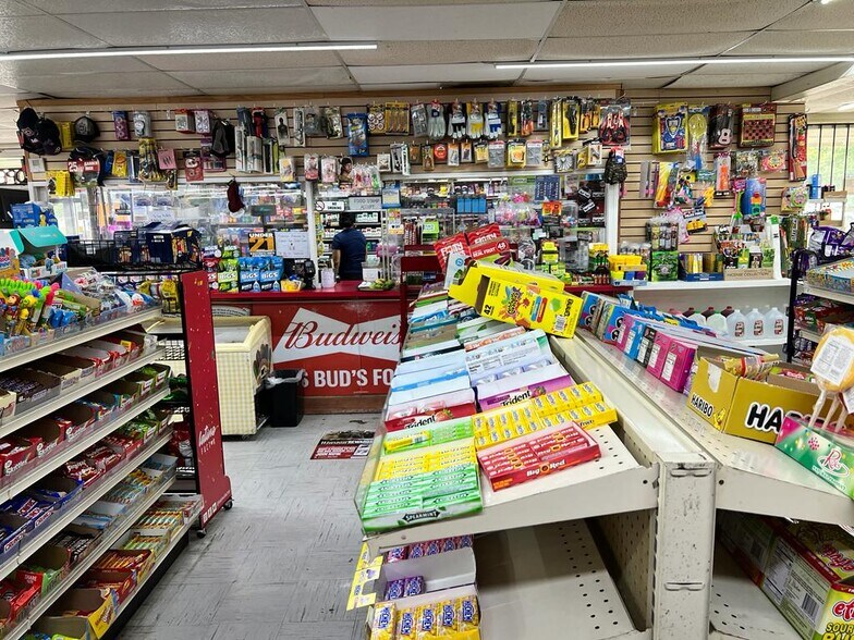 101-161 North Brazosport Blvd, Clute, TX for lease - Interior Photo - Image 2 of 9