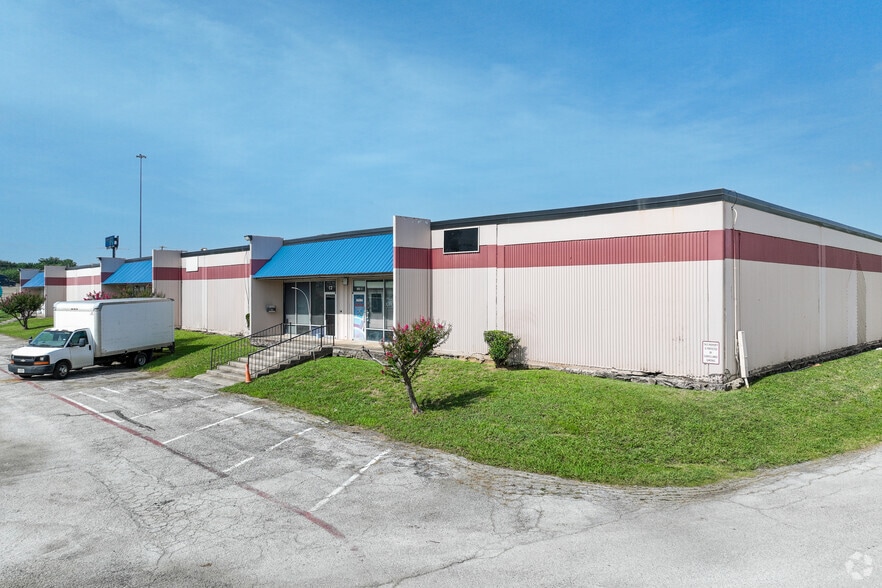 605 E Palace Pky, Grand Prairie, TX for lease - Building Photo - Image 3 of 8