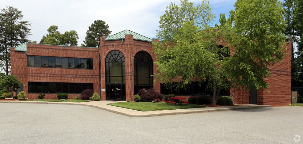 1226 Eastchester Dr, High Point, NC for sale - Primary Photo - Image 1 of 1