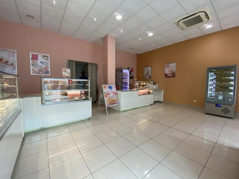 Retail in Saint-Maximin for lease - Building Photo - Image 3 of 19