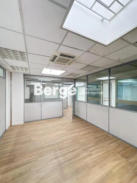 Office in Le Cannet for sale - Interior Photo - Image 2 of 10