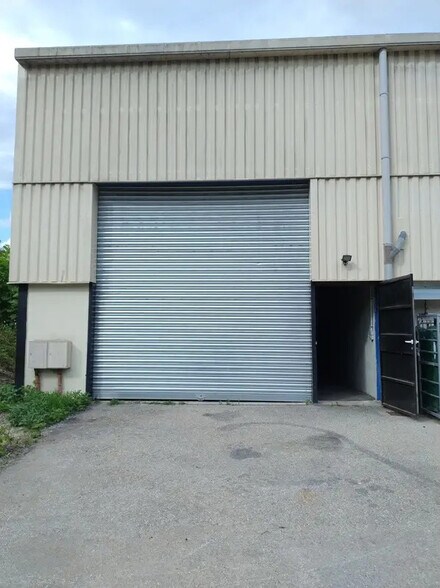 Industrial in Saint-Vincent-de-Mercuze for lease - Building Photo - Image 2 of 6