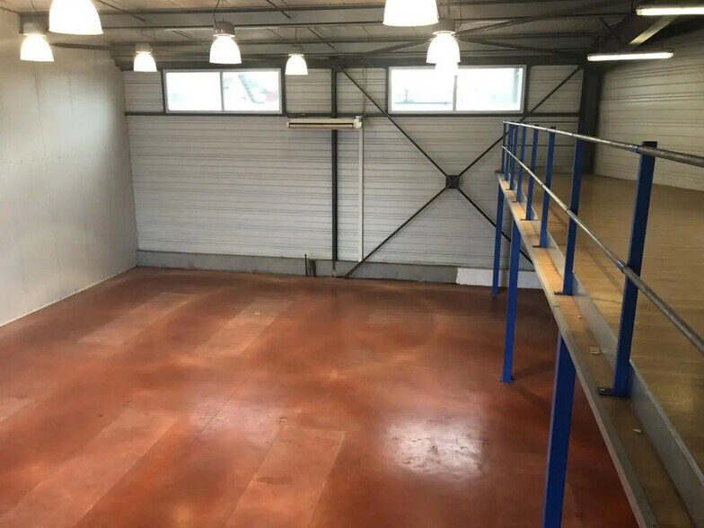 Flex in Yvrac for lease - Building Photo - Image 2 of 5