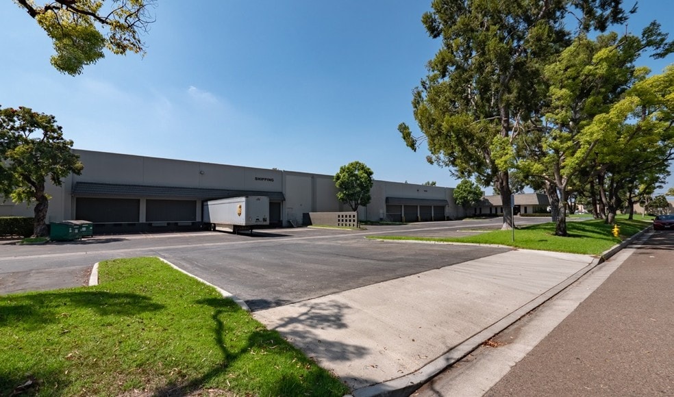 15905-16107 Commerce Way, Cerritos, CA for lease - Building Photo - Image 3 of 8