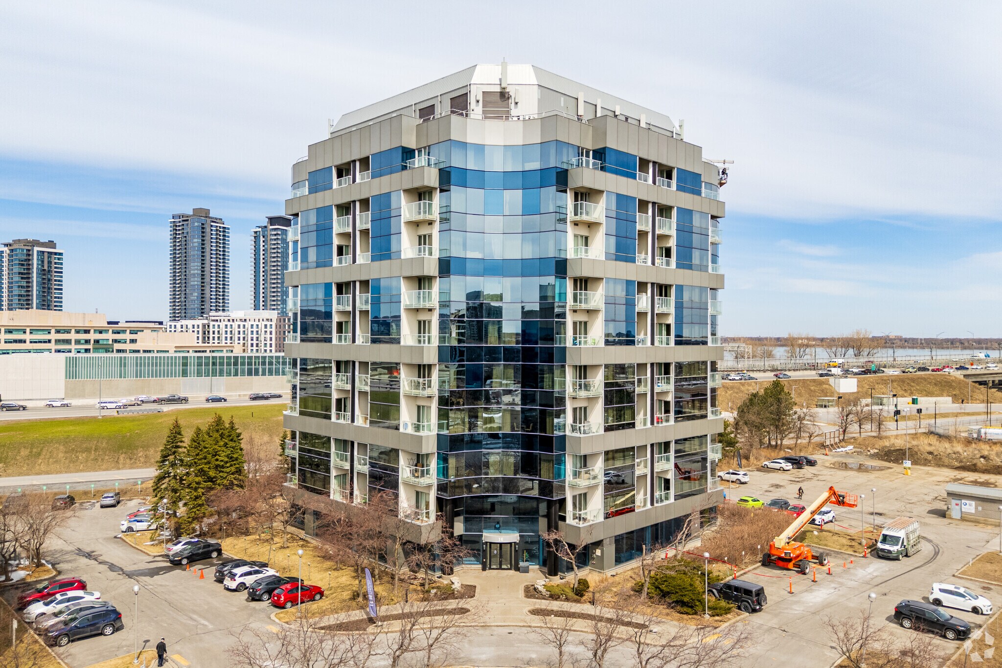 16 Pl Du Commerce, Montréal, QC for lease Primary Photo- Image 1 of 3