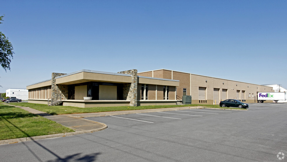 3800 Village Ave, Norfolk, VA for lease - Building Photo - Image 1 of 4