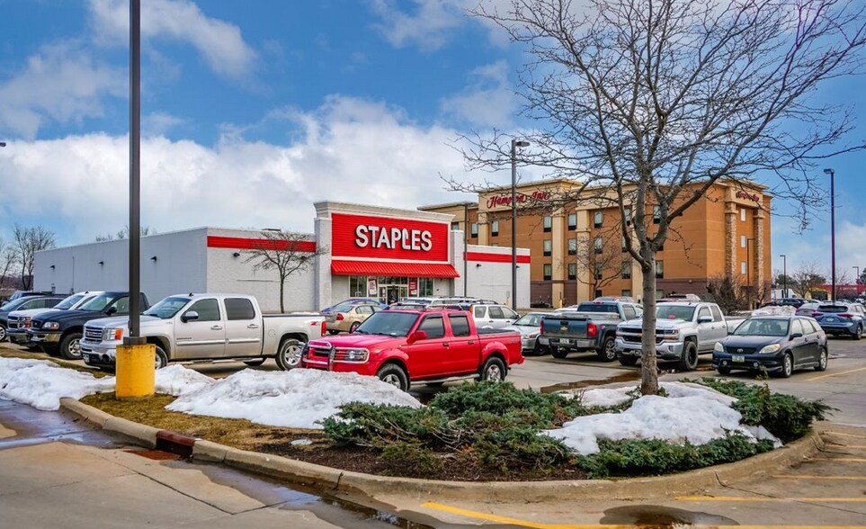 820 S Riverside Dr, Iowa City, IA 52246 Staples