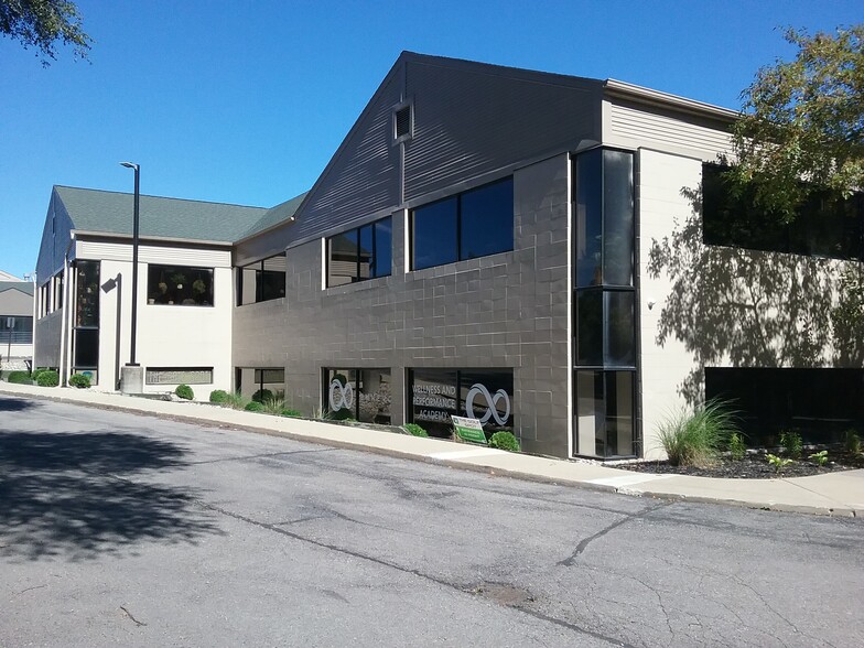 39325 Plymouth Rd, Livonia, MI for lease - Building Photo - Image 1 of 2