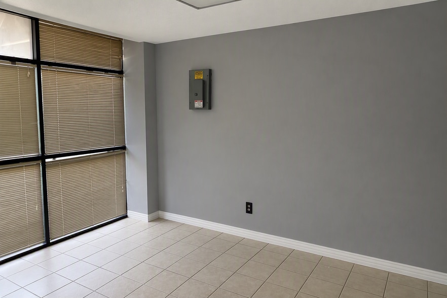 2529 Merrell Rd, Dallas, TX for lease - Interior Photo - Image 3 of 12