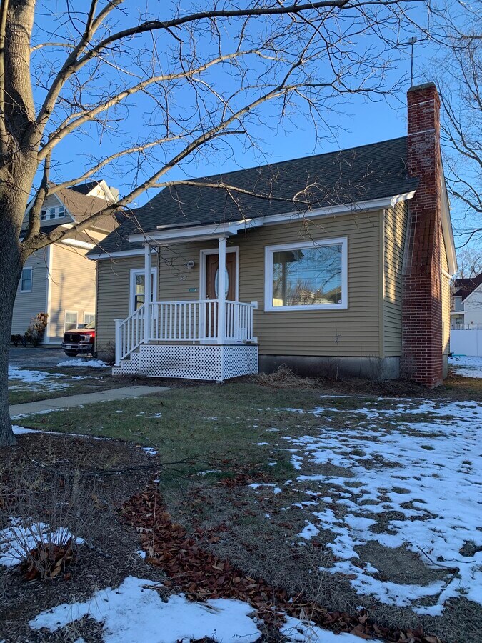 587 Maple St, Manchester, NH 03104