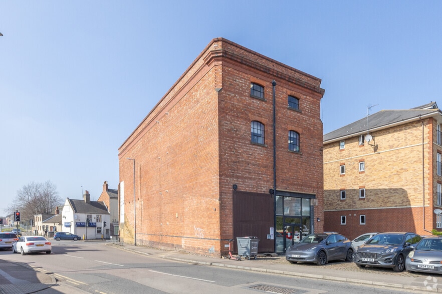 Cotton End, Northampton for lease - Primary Photo - Image 1 of 2