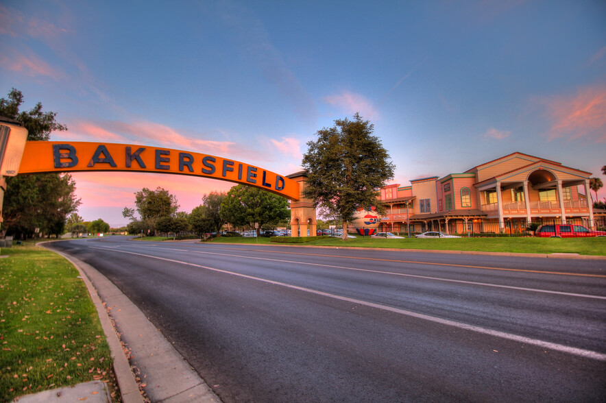 2800 Buck Owens Blvd, Bakersfield, CA for sale - Building Photo - Image 3 of 11