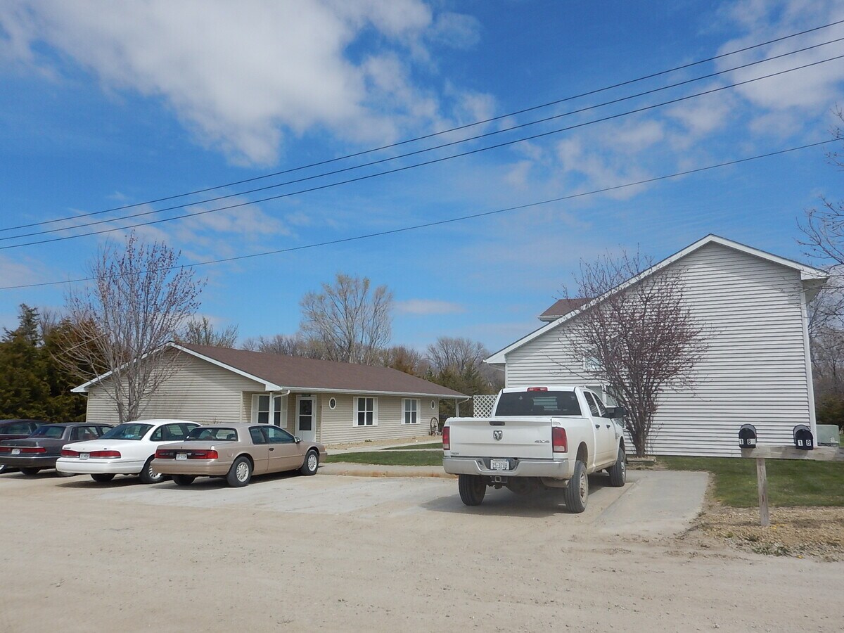 132 S Hall St, Ainsworth, NE 69210