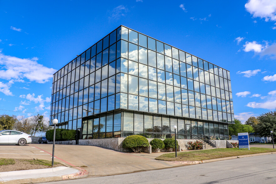 6750 Locke Ave, Fort Worth, TX for lease - Building Photo - Image 2 of 7