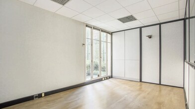 Office in Paris for lease Interior Photo- Image 2 of 10