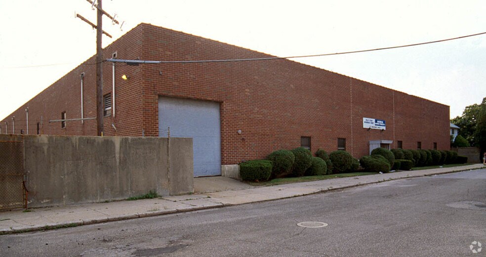 77 Second Ave, Garden City Park, NY 11040