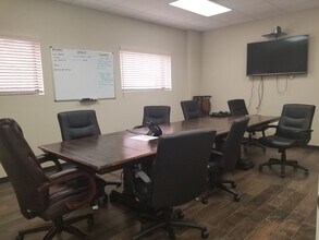 2112 Airport Rd, Conroe, TX for lease Interior Photo- Image 2 of 18