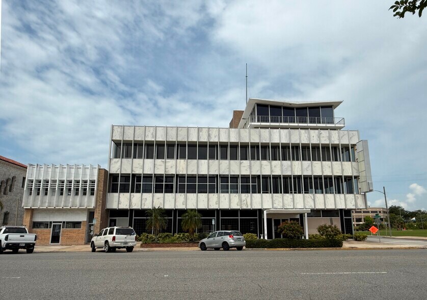 226-230 N Beach St, Daytona Beach, FL for sale - Building Photo - Image 2 of 18
