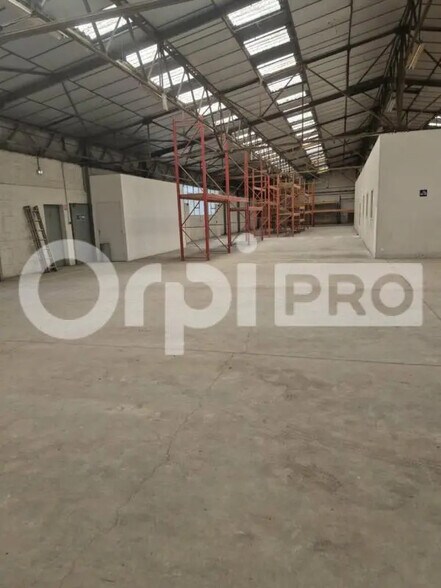 Industrial in Saint-Martin-sur-le-Pré for lease - Interior Photo - Image 3 of 6