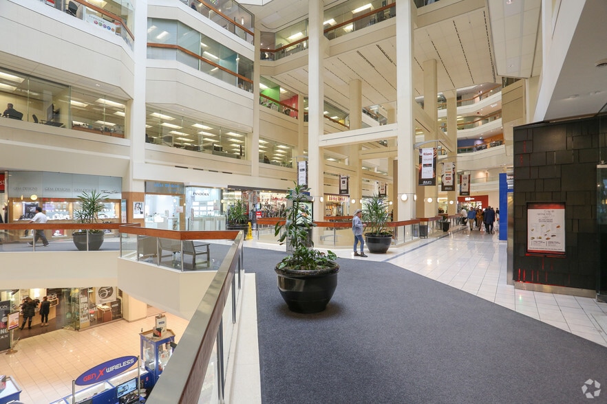 20-60 Dundas St W, Toronto, ON for lease - Building Photo - Image 1 of 6