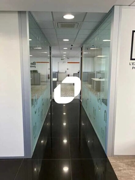 Office in Vincennes for lease - Interior Photo - Image 2 of 12