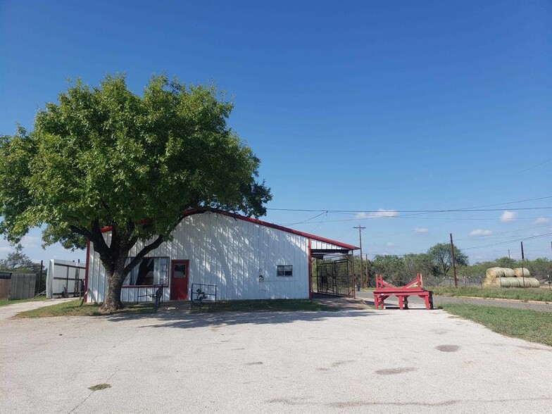 1209 Bessemer Ave, Llano, TX for sale - Primary Photo - Image 1 of 19