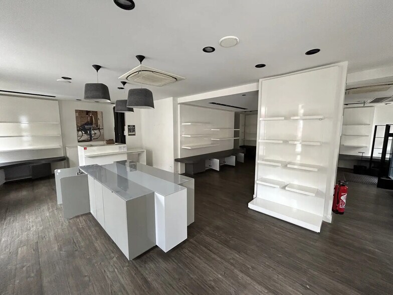 Retail in Chartres for lease - Interior Photo - Image 3 of 8