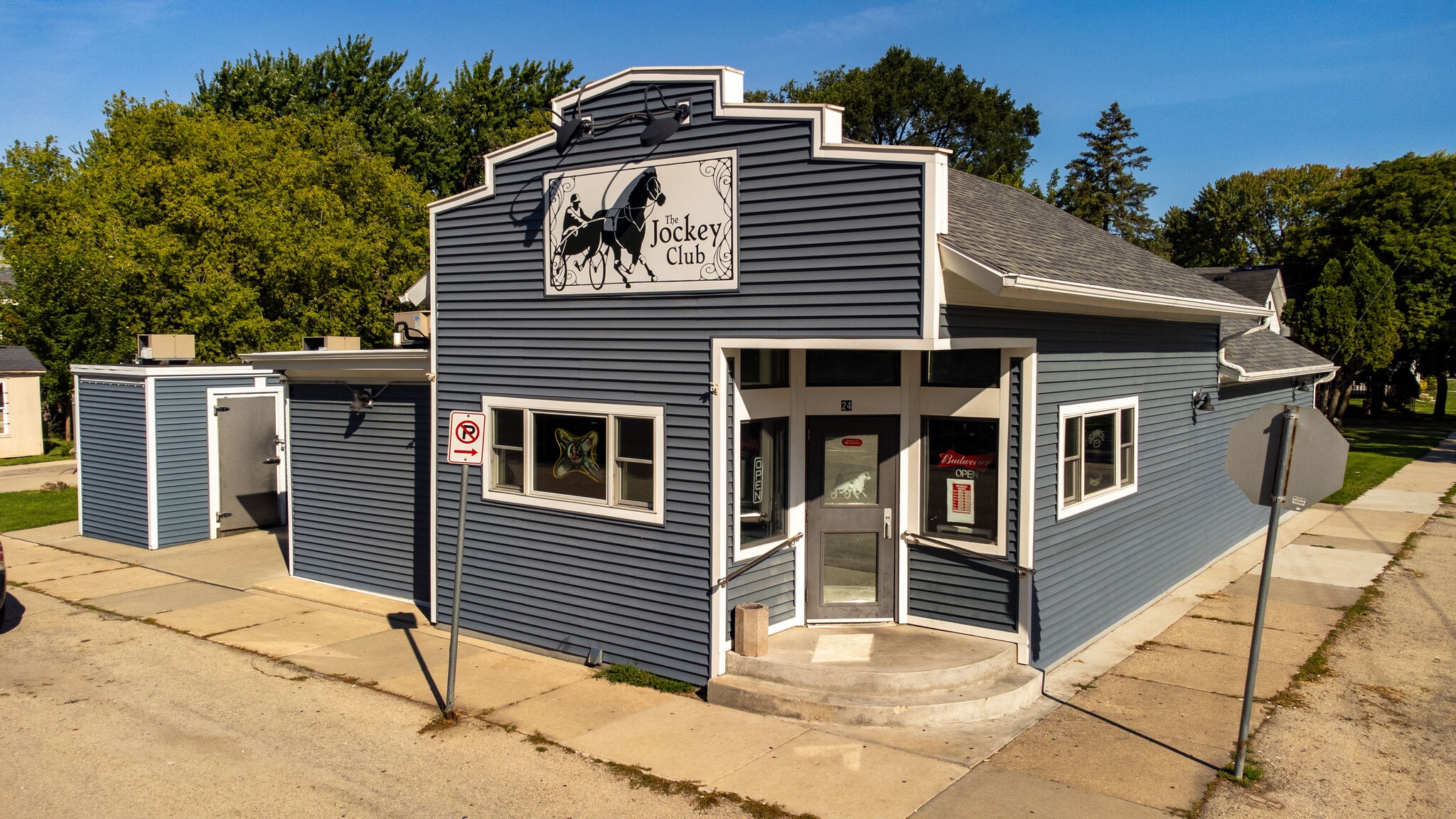 24 E Gruenwald Ave, Oshkosh, WI for sale Primary Photo- Image 1 of 59