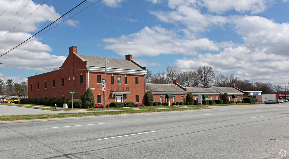 1023-1119 E Wendover Ave, Greensboro, NC for lease - Primary Photo - Image 1 of 5