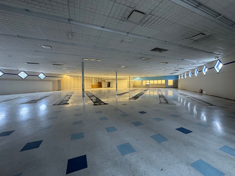 1313 N Wood Ave, Florence, AL for sale - Interior Photo - Image 3 of 17