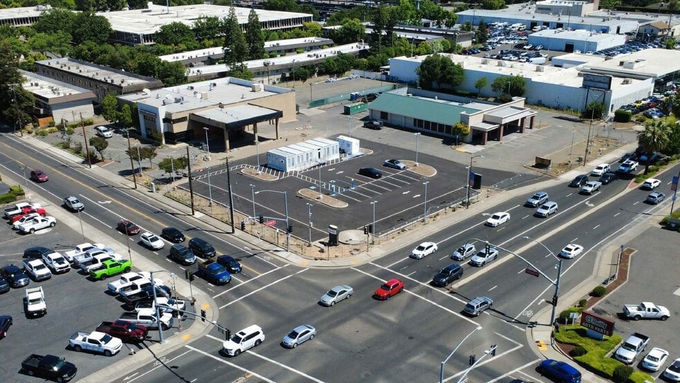 Auto Dealership Property portfolio of 2 properties for sale on LoopNet.com - Building Photo - Image 3 of 3
