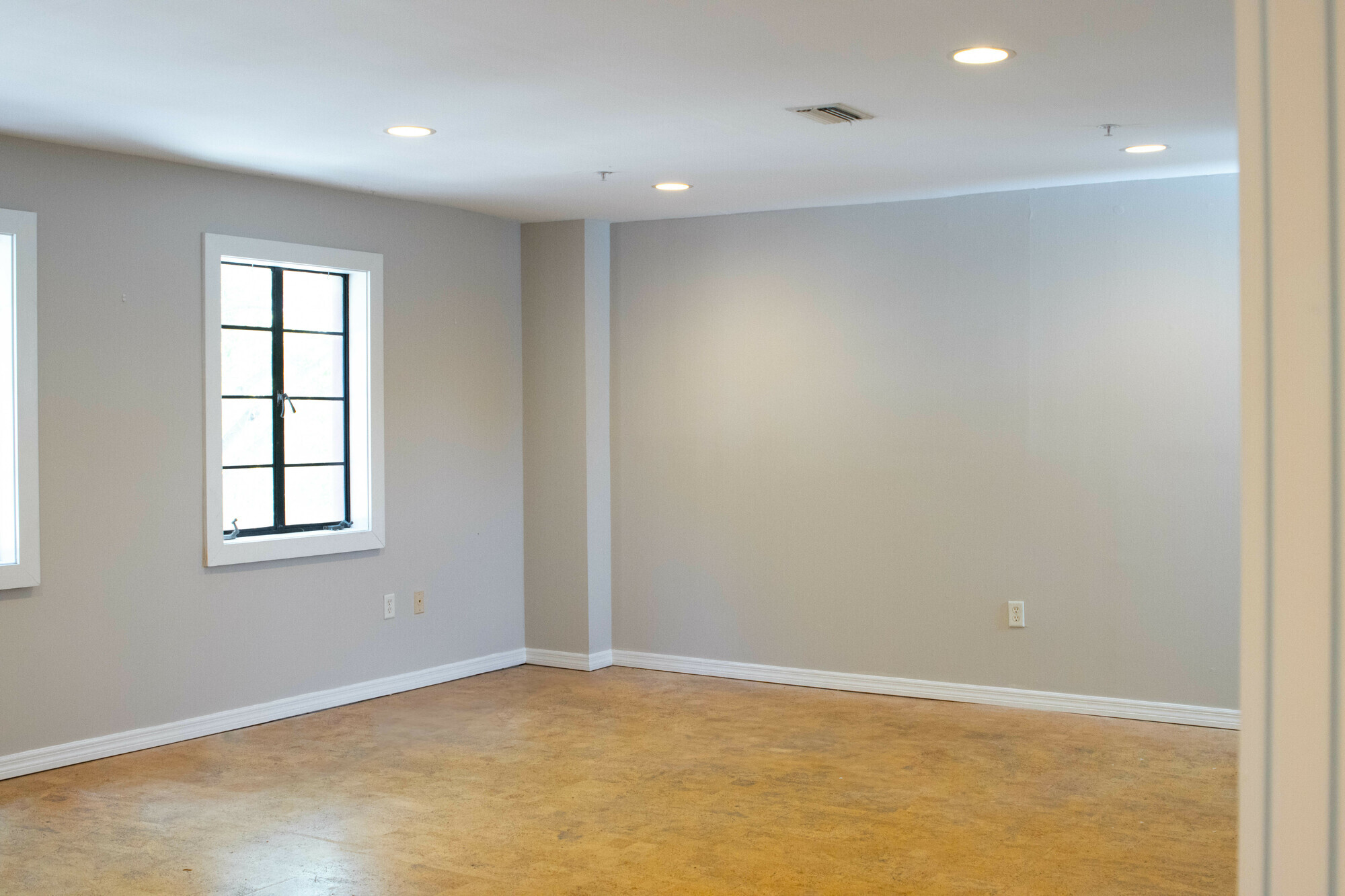 622 1st Ave S, Saint Petersburg, FL for lease Interior Photo- Image 1 of 4