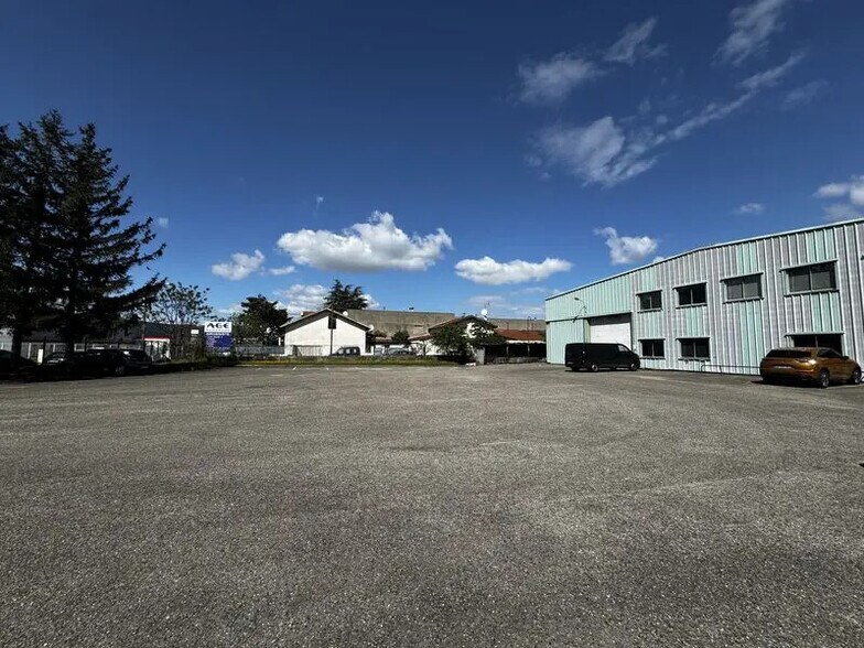 Office in Décines-Charpieu for lease - Building Photo - Image 2 of 27