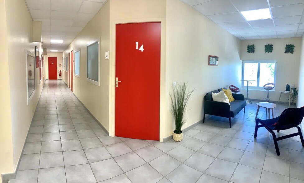 26 Allée De Migelane Za Les Pins Verts, Saucats for lease - Interior Photo - Image 3 of 7