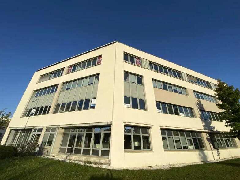 Office in Saint-Grégoire for lease - Building Photo - Image 2 of 12