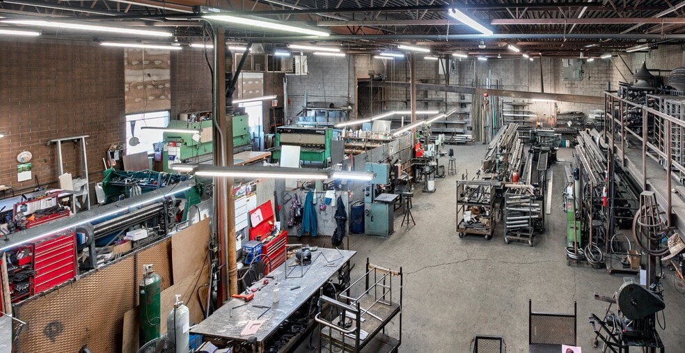 3003 11 St SE, Calgary, AB for sale - Interior Photo - Image 3 of 4