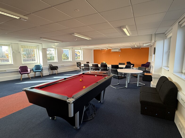 50-52 The Broadway, Crawley for lease - Building Photo - Image 3 of 11