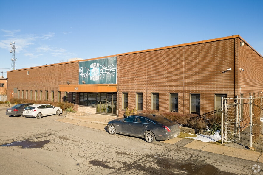 3435 Boul Pitfield, Montréal, QC for lease - Primary Photo - Image 1 of 5