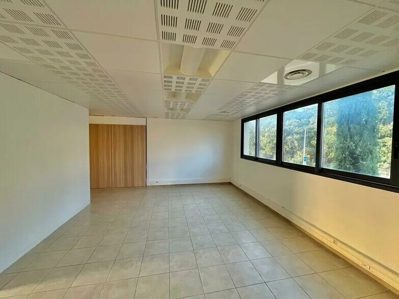Office in Mouans-Sartoux for lease - Interior Photo - Image 2 of 8