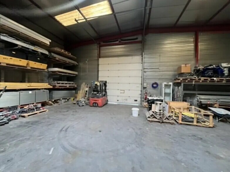 Industrial in Septèmes-les-Vallons for lease - Interior Photo - Image 1 of 1