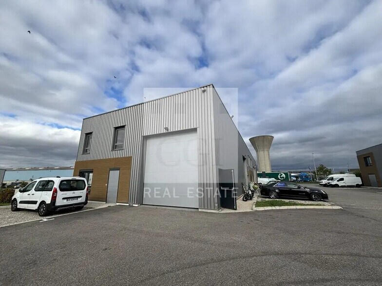 Office in Corbas for lease - Building Photo - Image 1 of 12