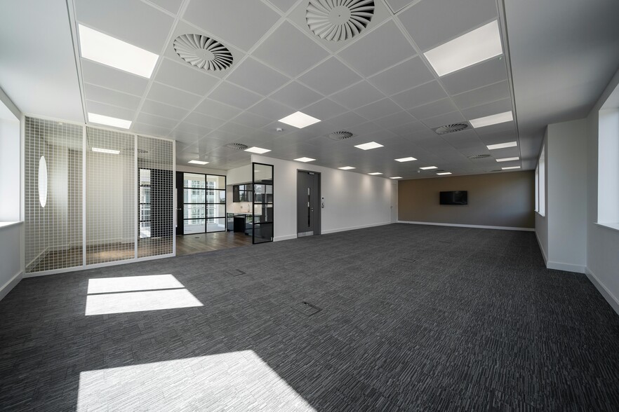 Fleming Way, Crawley for lease - Building Photo - Image 3 of 24