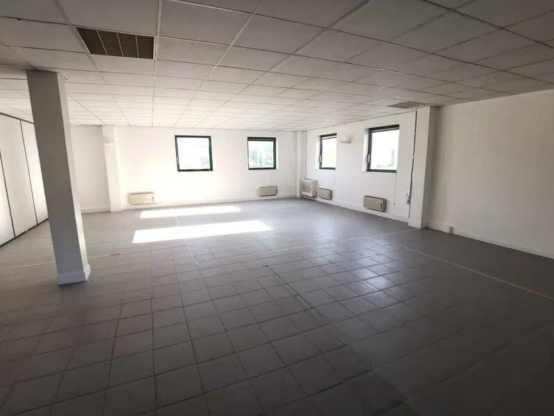 Office in Viry-Châtillon for lease Interior Photo- Image 1 of 5