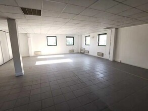 Office in Viry-Châtillon for lease Interior Photo- Image 1 of 5