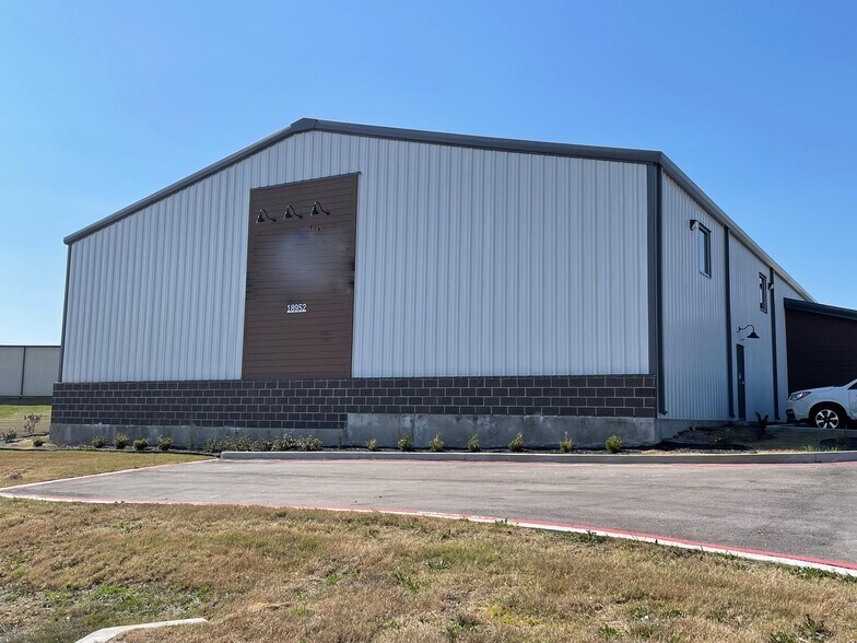 18952 Freeport Dr, Montgomery, TX for sale - Building Photo - Image 1 of 4