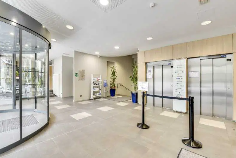 Office in Paris for lease - Lobby - Image 1 of 4
